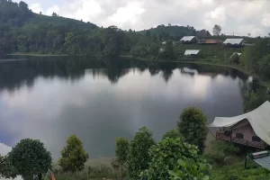 Glamping Lakeside Rancabali dan Pinisi Resto Rancabali Bandung