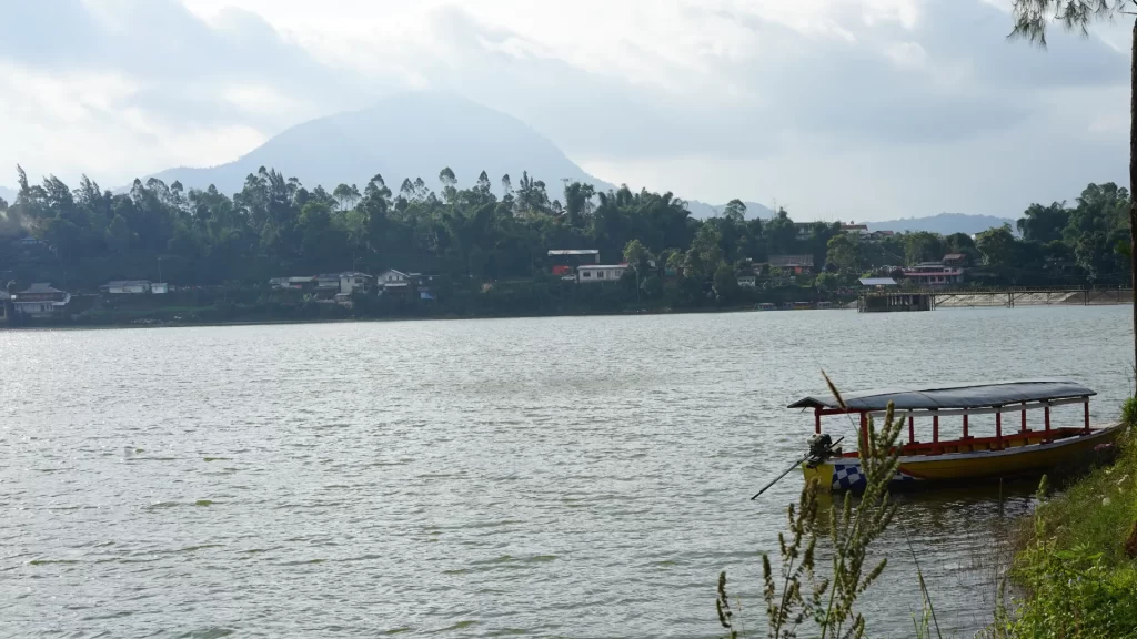 Situ Cileunca Pangalengan Bandung: Alamat & Tiket Masuk 2024