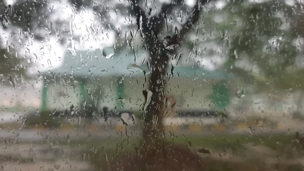 Tips Membeli Oleh-Oleh di Bandung Saat Musim Hujan