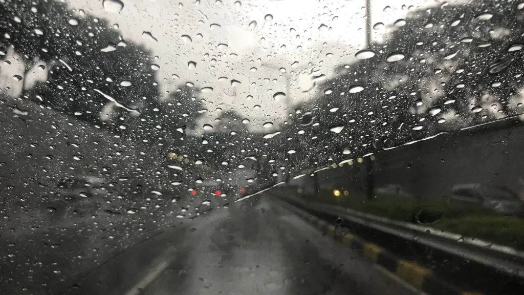 Tips Membeli Oleh-Oleh di Bandung Saat Musim Hujan