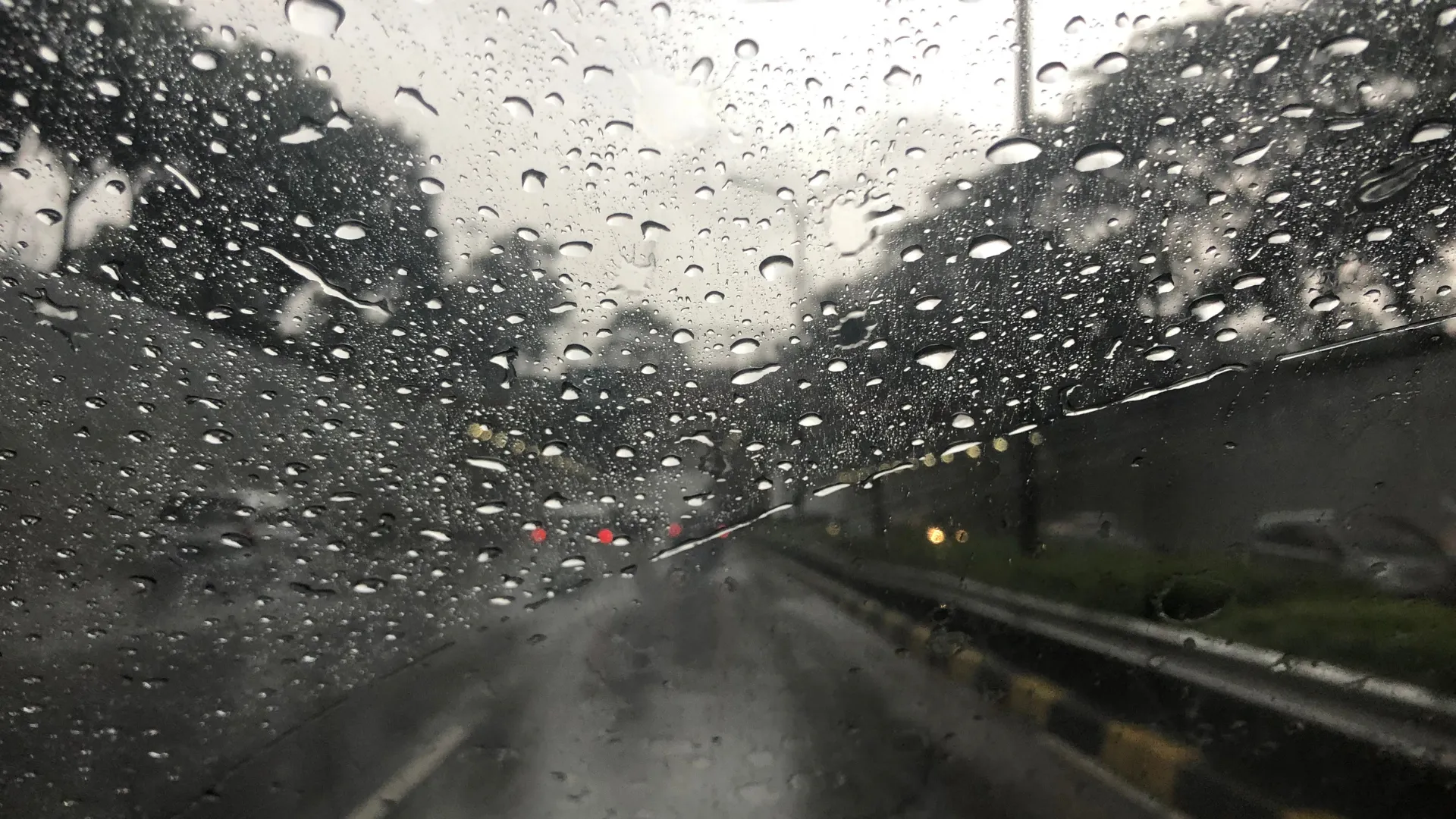 Tips Membeli Oleh-Oleh di Bandung Saat Musim Hujan