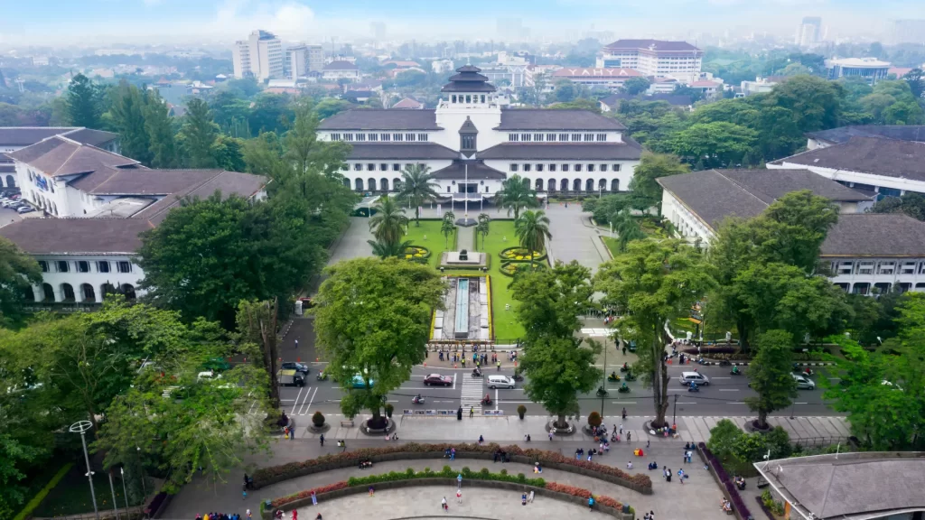 Panduan Membeli Oleh-Oleh di Bandung untuk Orang Tua