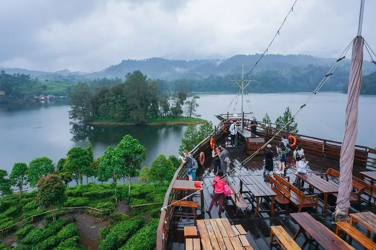 Glamping Lakeside Rancabali dan Pinisi Resto Rancabali Bandung