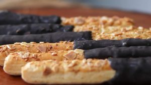 rahasia di balik rasa lezat kue kering mayasari bakery untuk parcel lebaran