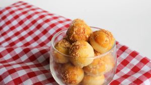 tren parcel lebaran 2025 kombinasi kue kering dan makanan ringan populer